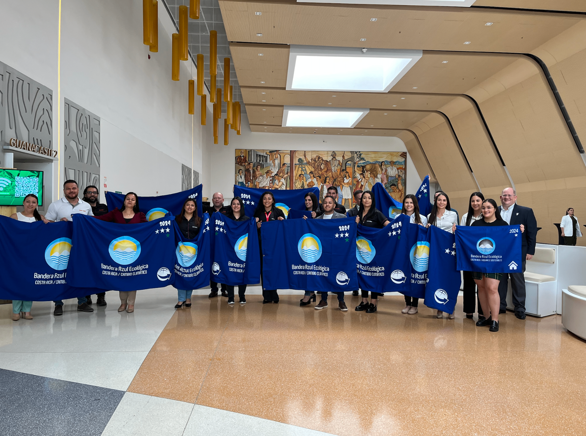 Equipos celebrando certificación Bandera Azul Ecológica